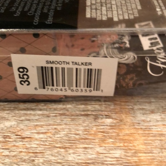 4 Pieces of Hard Candy Make Up Bundle - Picture 6 of 8